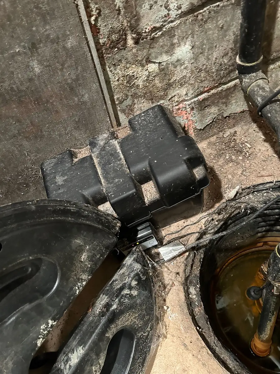 Battery backup sump pump